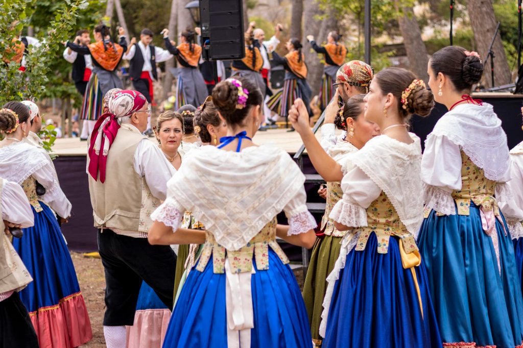 På folkmusikfestivaler hyllas den äldsta musikformen med traditionella dräkter.
